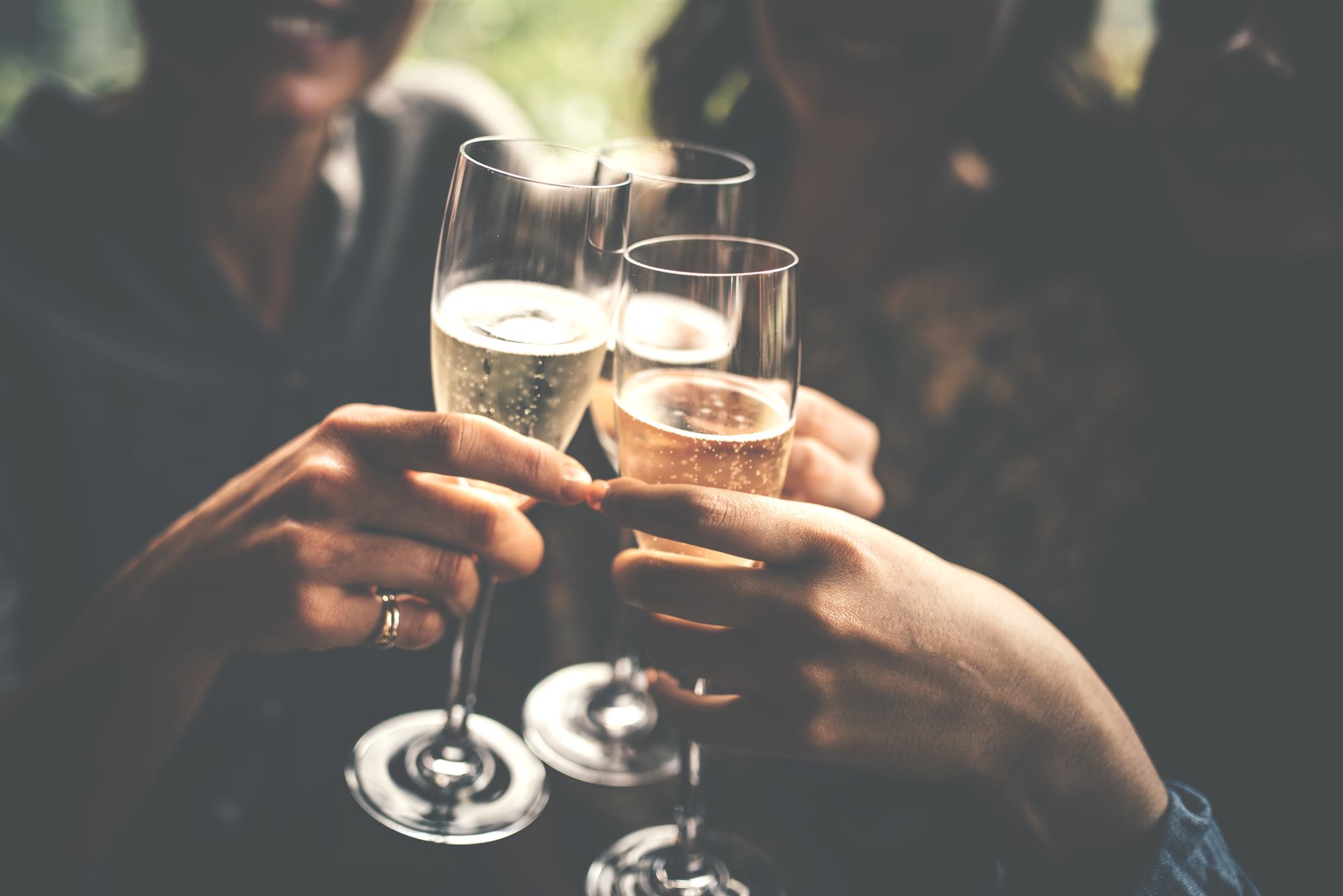 Brindis con copas de espumante durante una celebración en Bloom