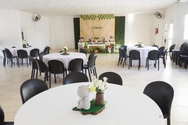 Salón Bloom montado con mesas redondas para una celebración, mostrando la amplitud del espacio